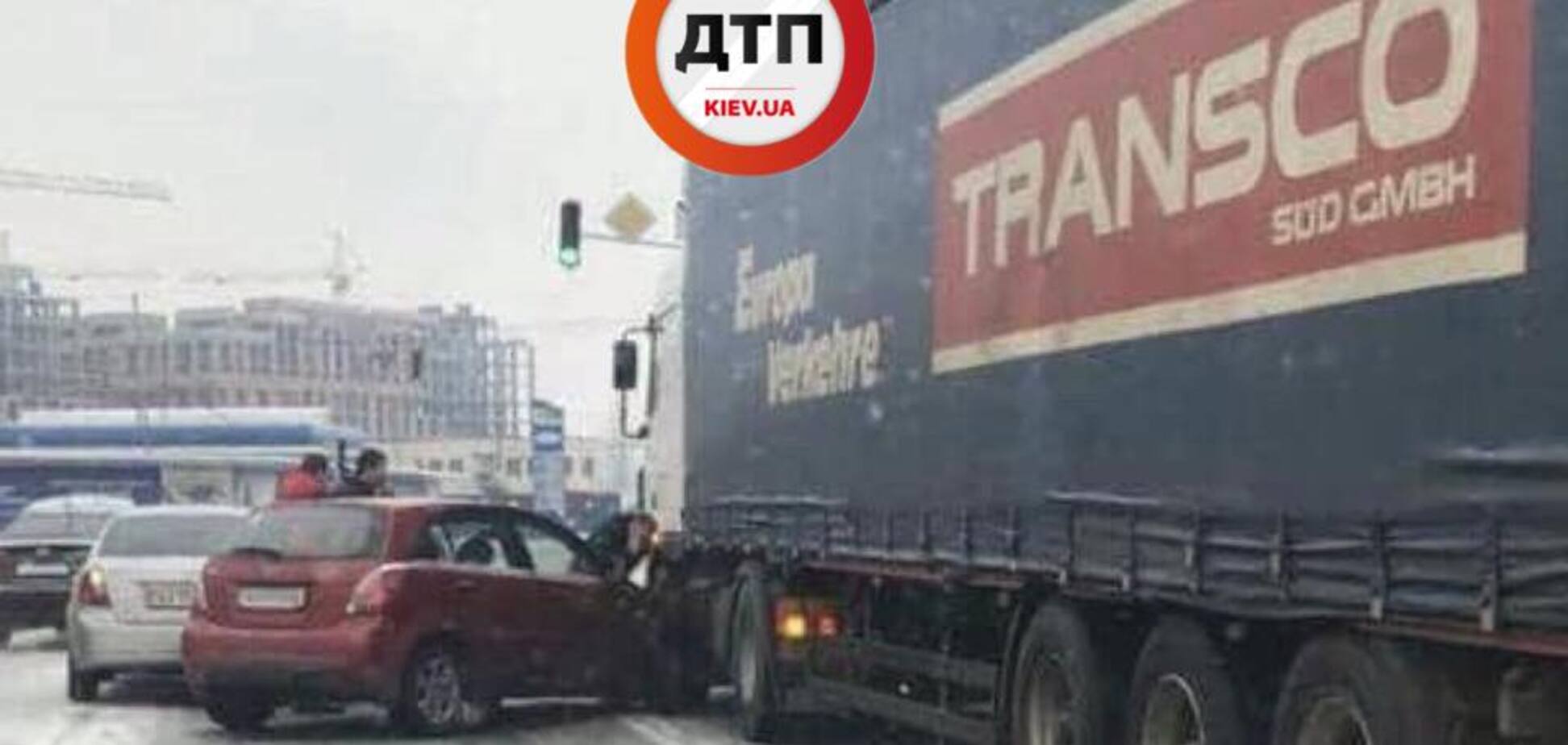 У Києві через негоду виник транспортний колапс: на дорогах - десятки ДТП