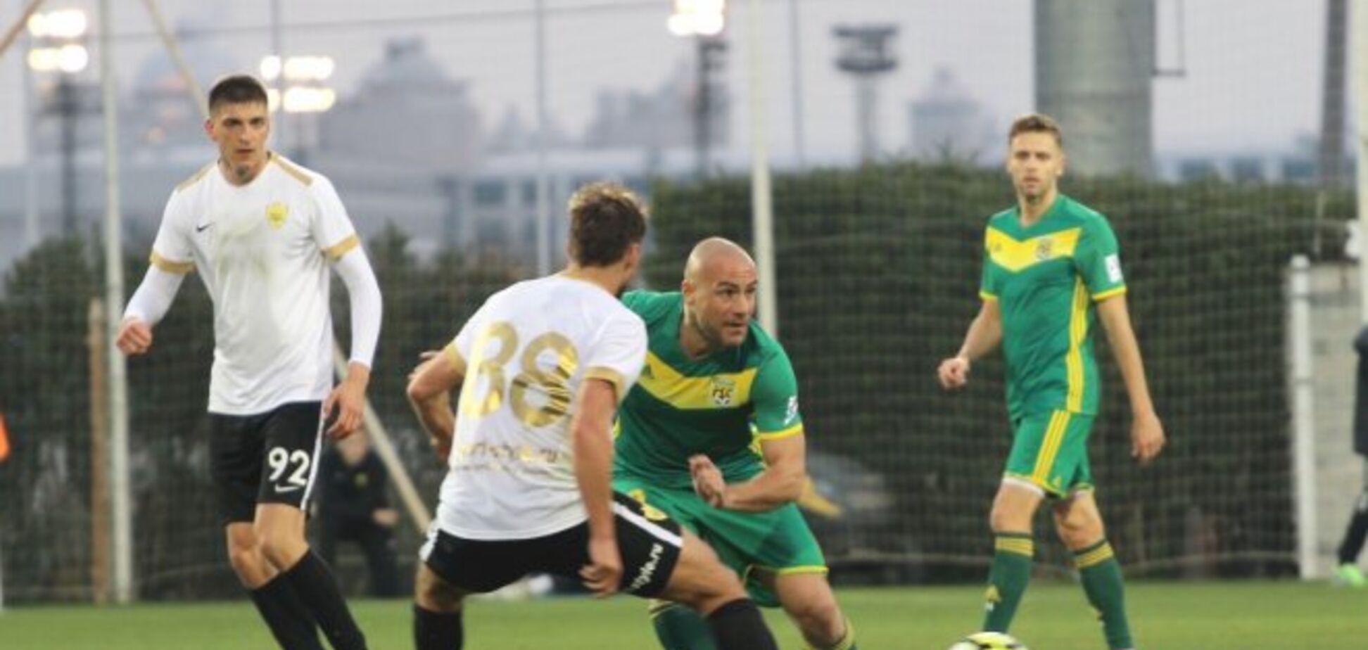 Хук з правої: екс-лідер 'Дніпра' жорстко вдарив по обличчю російського футболіста під час матчу - відеофакт