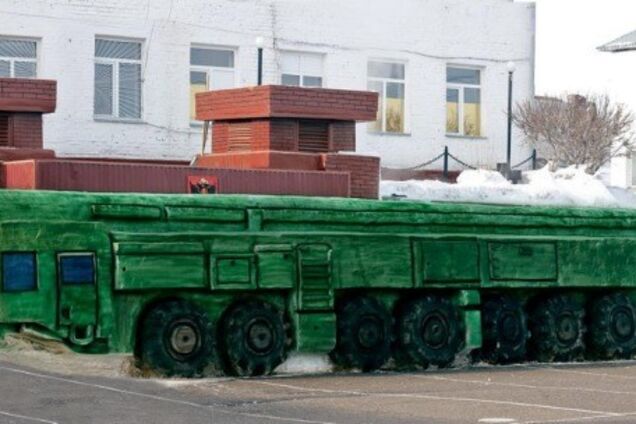 'Маск, заздри!' Російські ув'язнені зліпили зі снігу 'Тополь-М'