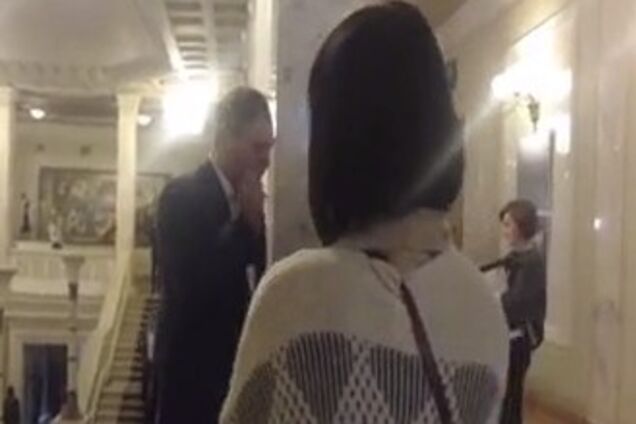 Экс-регионал напал на журналиста в Раде и забрал у него телефон