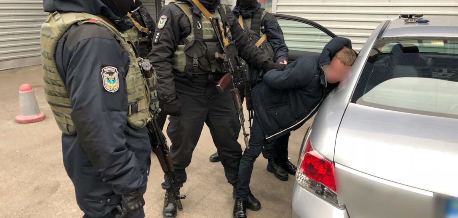 Наркотики і торгівля біометрикою: поліція затримала співробітників ДМС