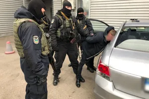 Наркотики и торговля биометрикой: полиция задержала сотрудников ГМС