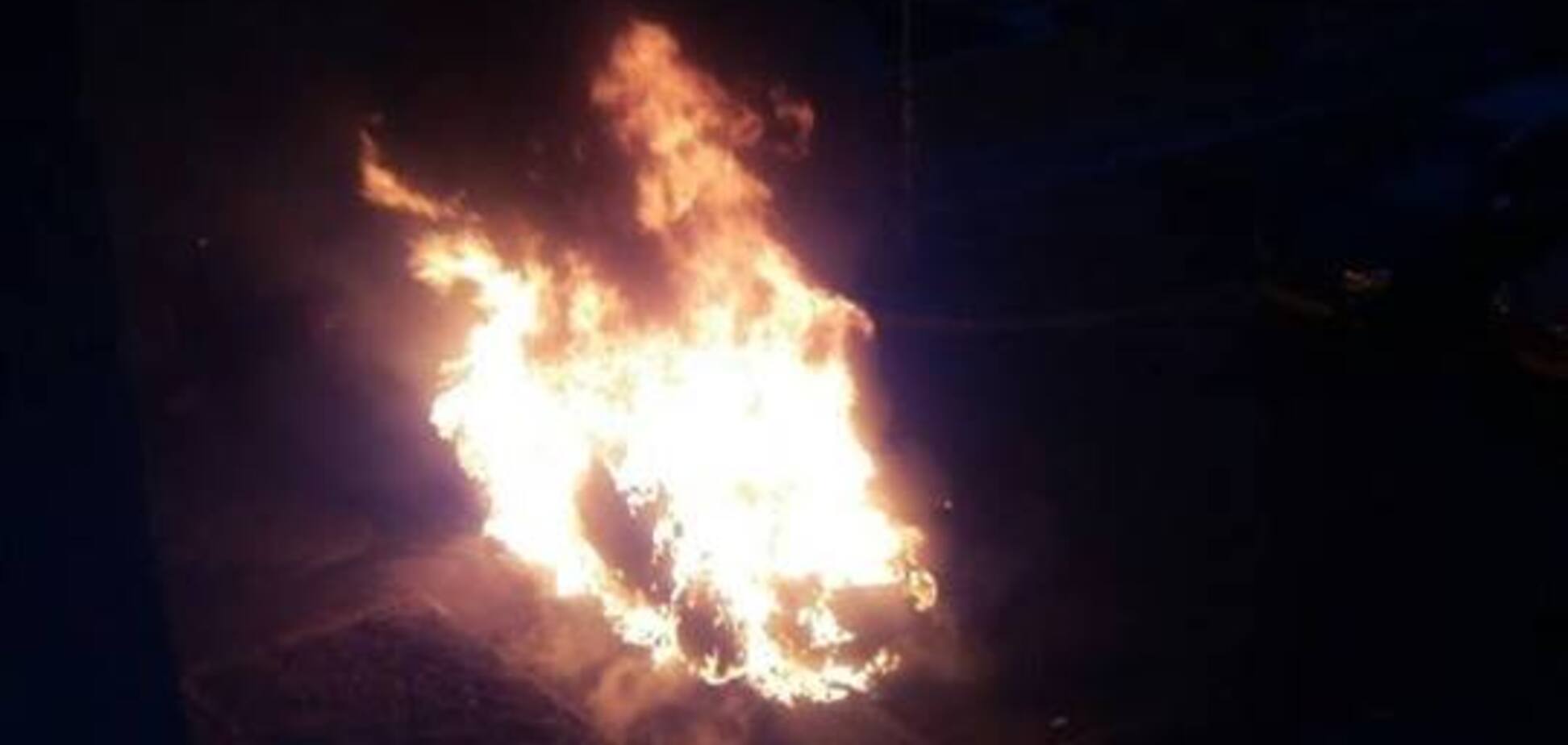 'Вогняне пекло': у Києві спалили автомобіль. Фото з місця НП