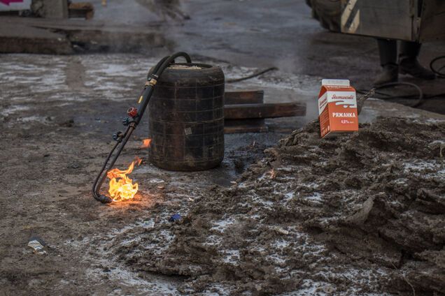 Задымил асфальт, потекли зеленые реки: в Киеве на левом берегу произошло ЧП