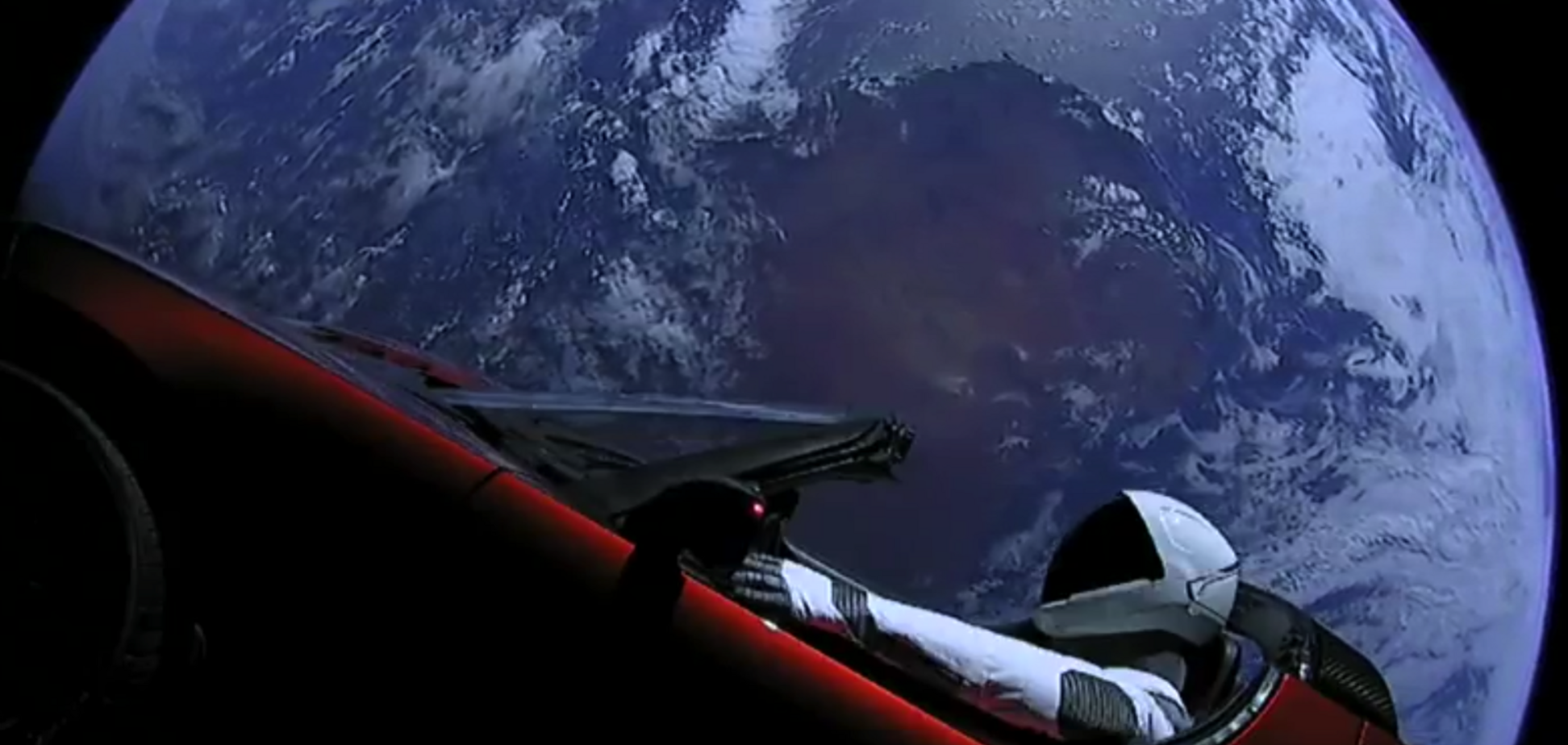 Tesla Roadster в космосі