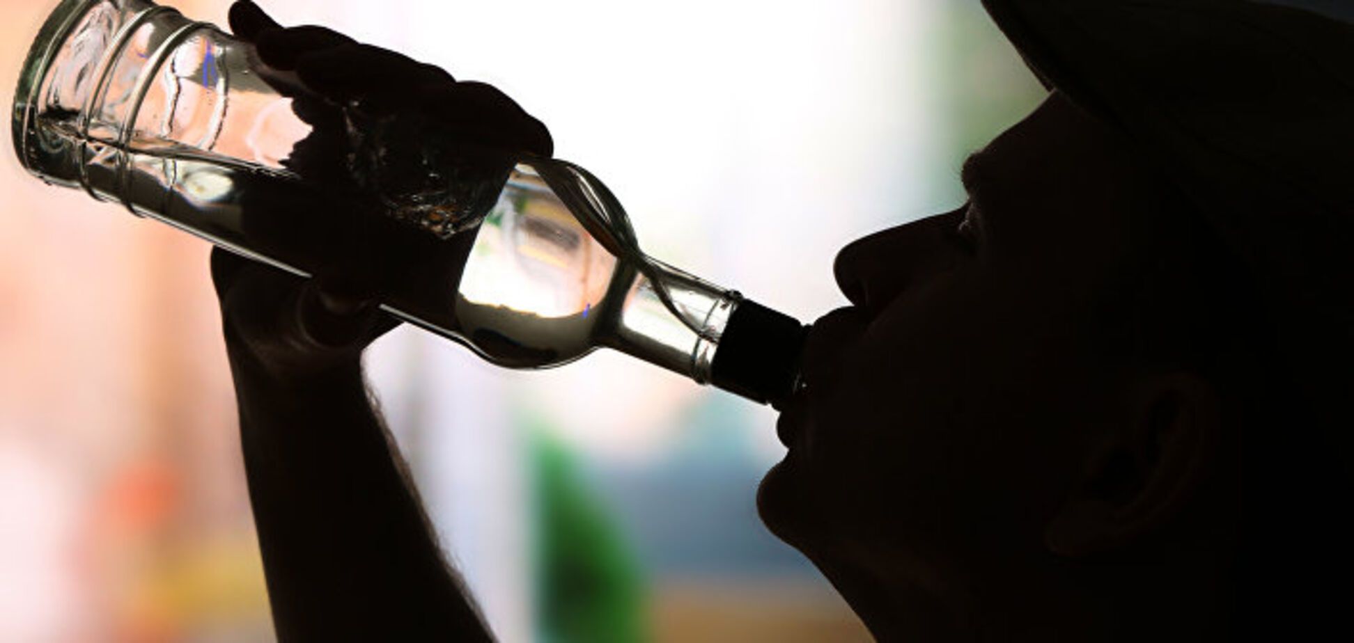 Формирует привычку: ученые назвали неожиданную причину алкоголизма 