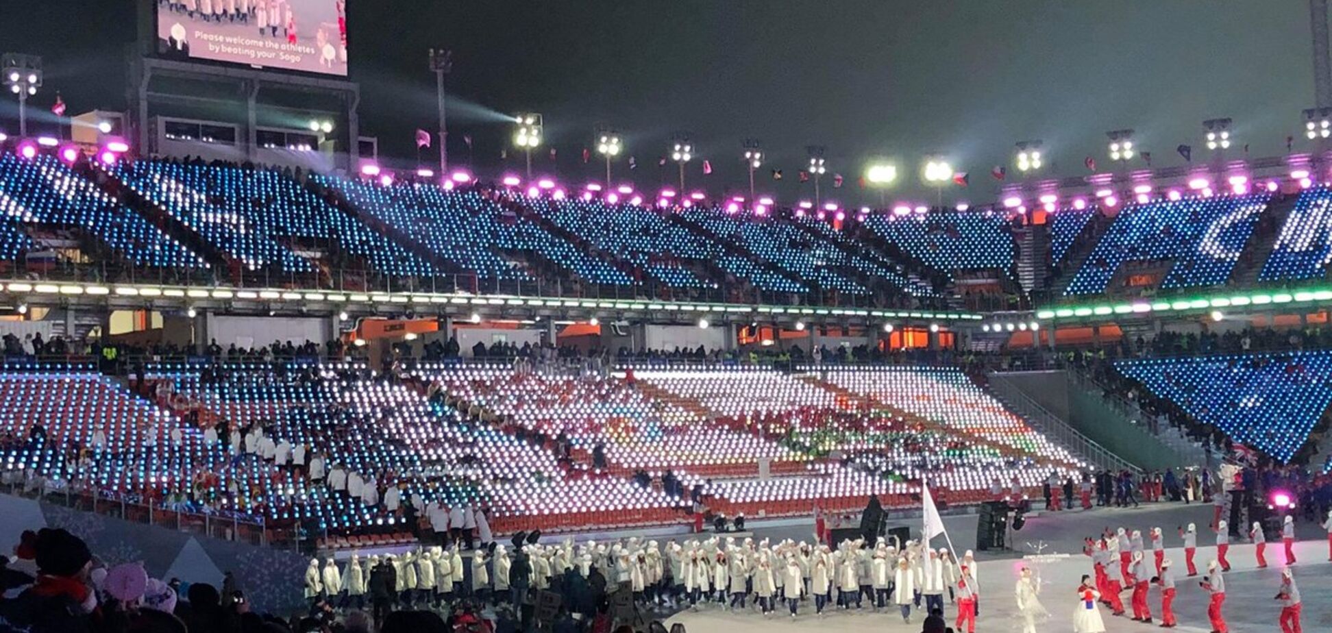 Зимові Олімпійські ігри-2018: з прапором Росії стався конфуз під час церемонії відкриття - фотофакт