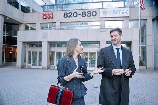 Собчак на выходе из офиса CNN