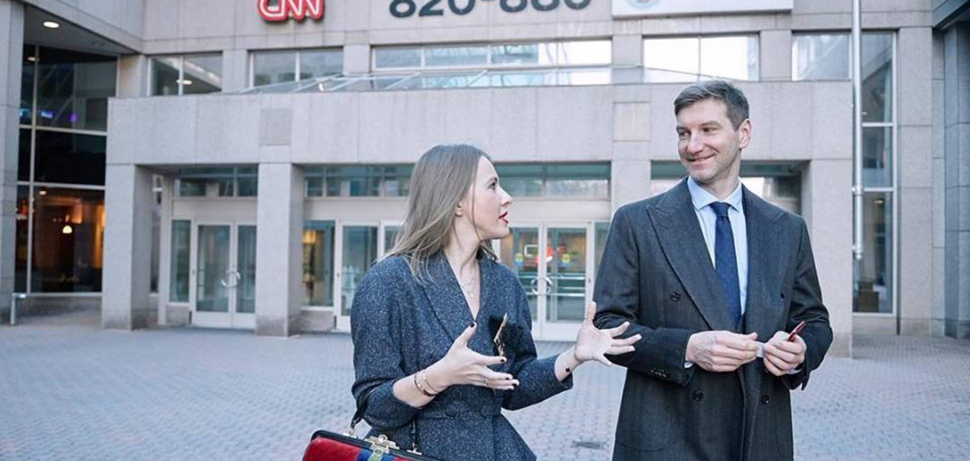 Собчак на виході з офісу CNN