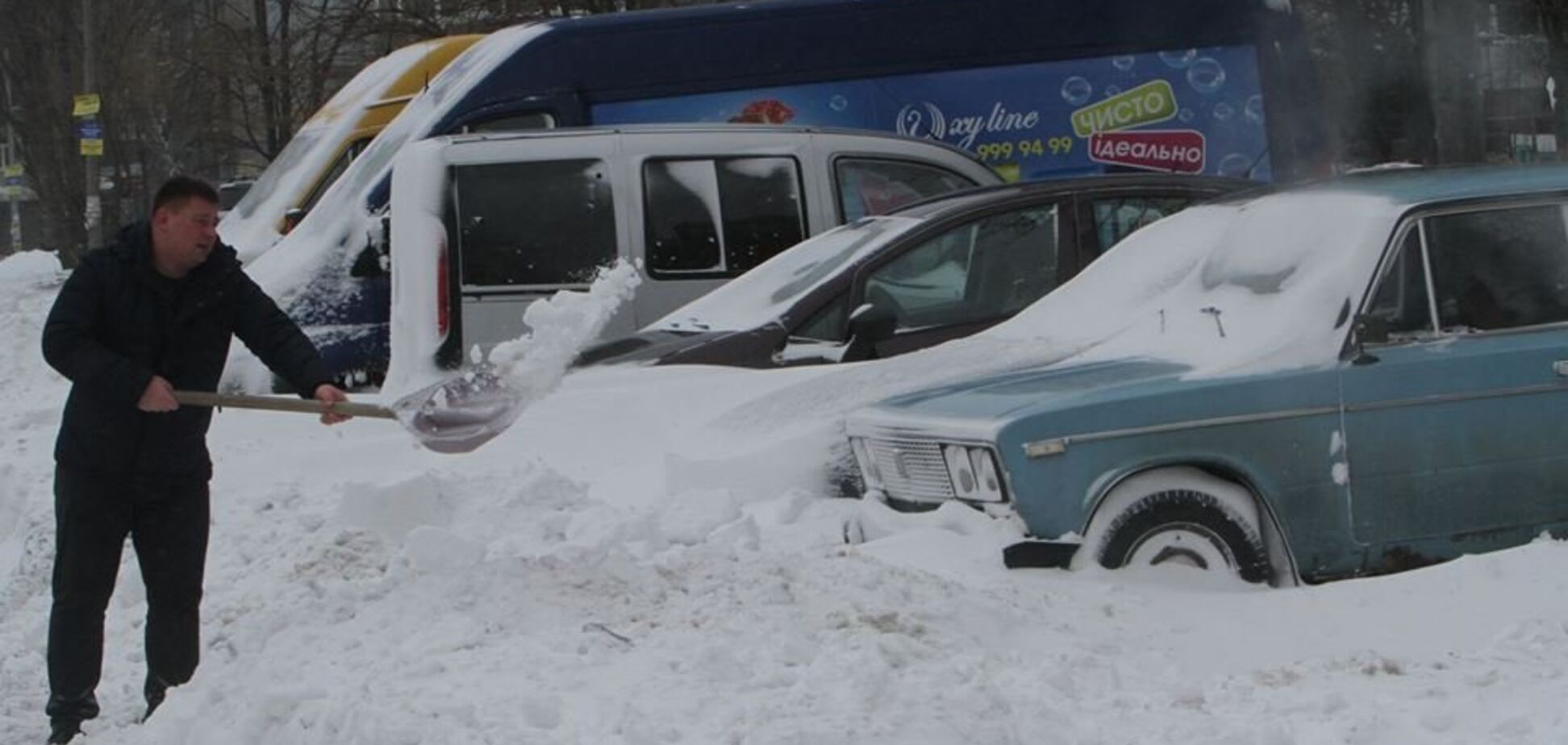 Украину засыпало снегом: что происходит на дорогах