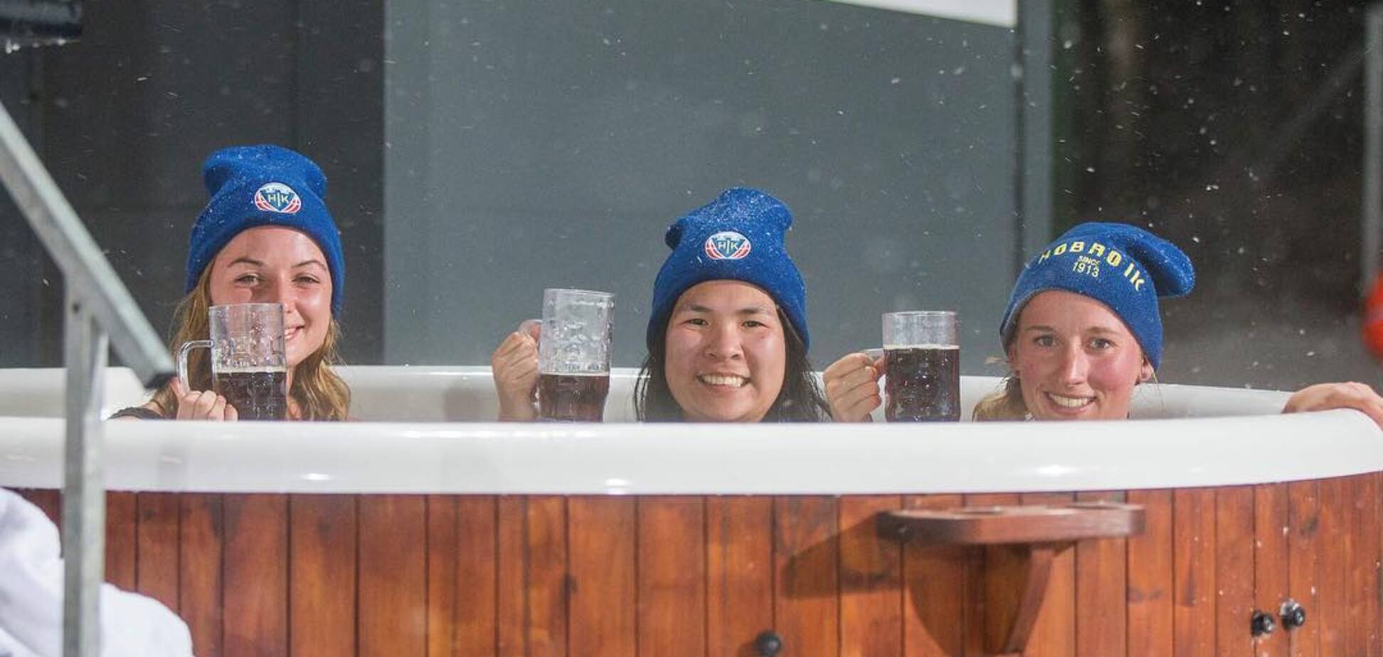 Джакузи с полуголыми девушками: в Дании провели самый необычный матч зимы: фотофакт