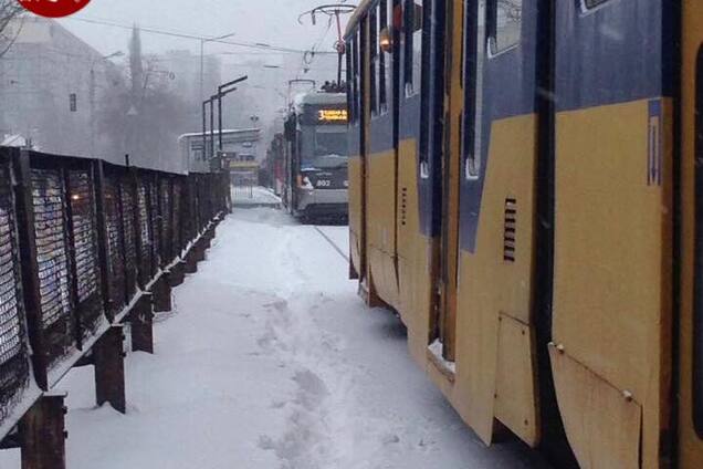 Сніговий колапс у Києві: транспорт зупинився, на в'їзді - сотні фур