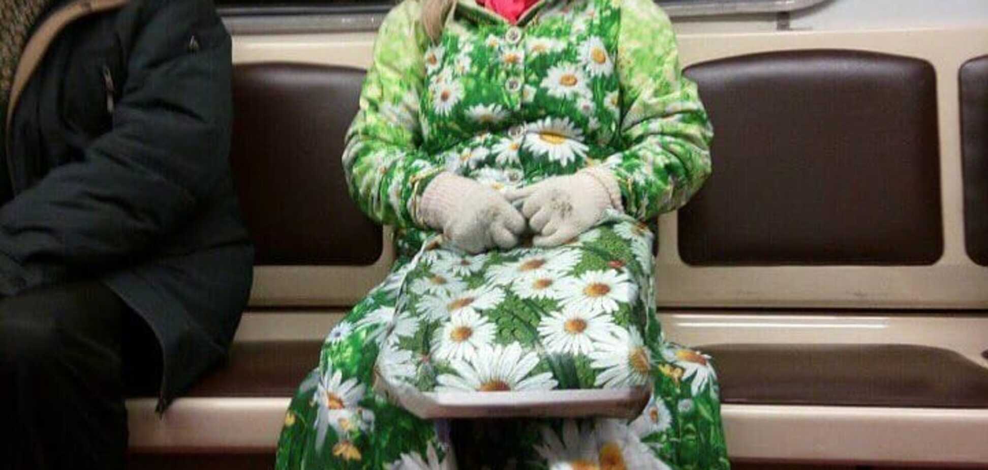 'На красную дорожку!' Сеть взбудоражила 'женщина-весна' в метро