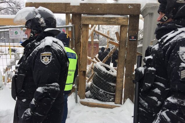 Силовики взяли в кольцо палаточный городок под Радой и подтянули автозаки