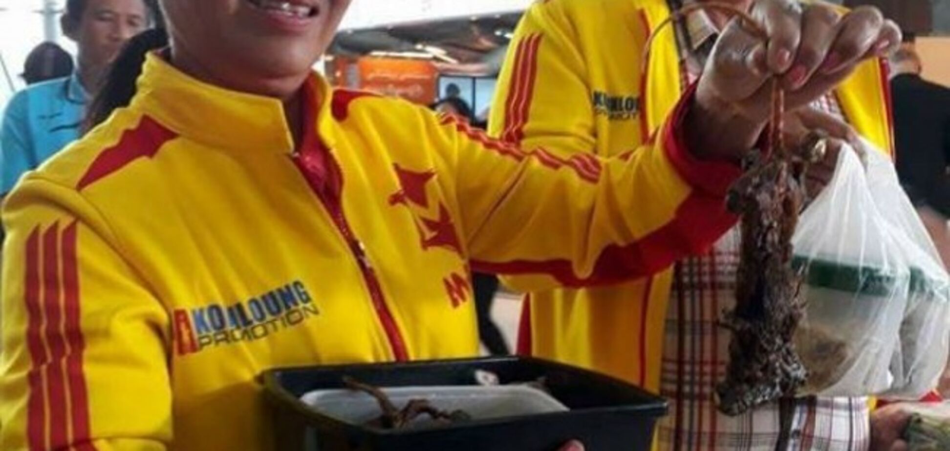 Чемпіон світу з боксу з'їв щура в аеропорту: фото не для людей зі слабкими нервами