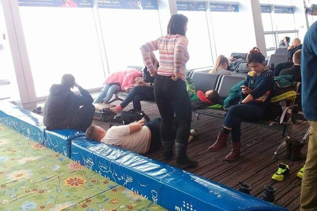 'Закончились самолеты': в 'Борисполе' застряли сотни пассажиров с детьми