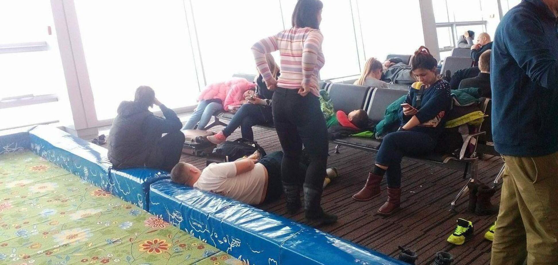 'Закончились самолеты': в 'Борисполе' застряли сотни пассажиров с детьми
