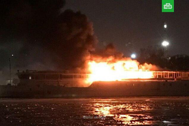 В Москве вспыхнул масштабный пожар на корабле: появилось жуткое видео
