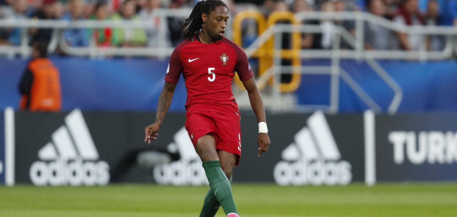 Зв'язали, побили, погрожували пістолетом: футболіст збірної Португалії потрапив у грандіозний скандал