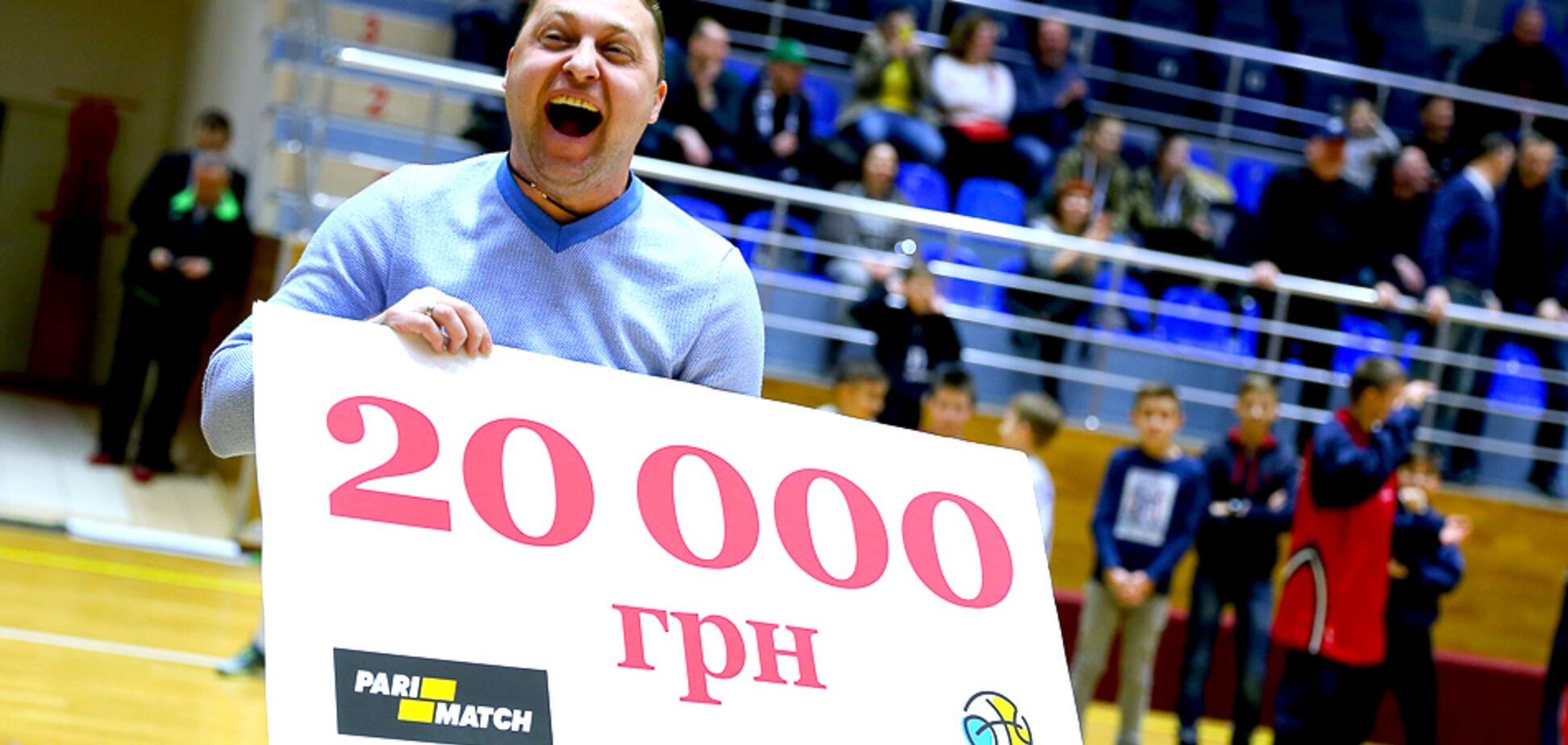 Украинский болельщик выиграл 20 тысяч грн броском с центра поля: опубликовано невероятное видео	