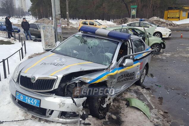 В Киеве пьяный водитель влетел в авто копов