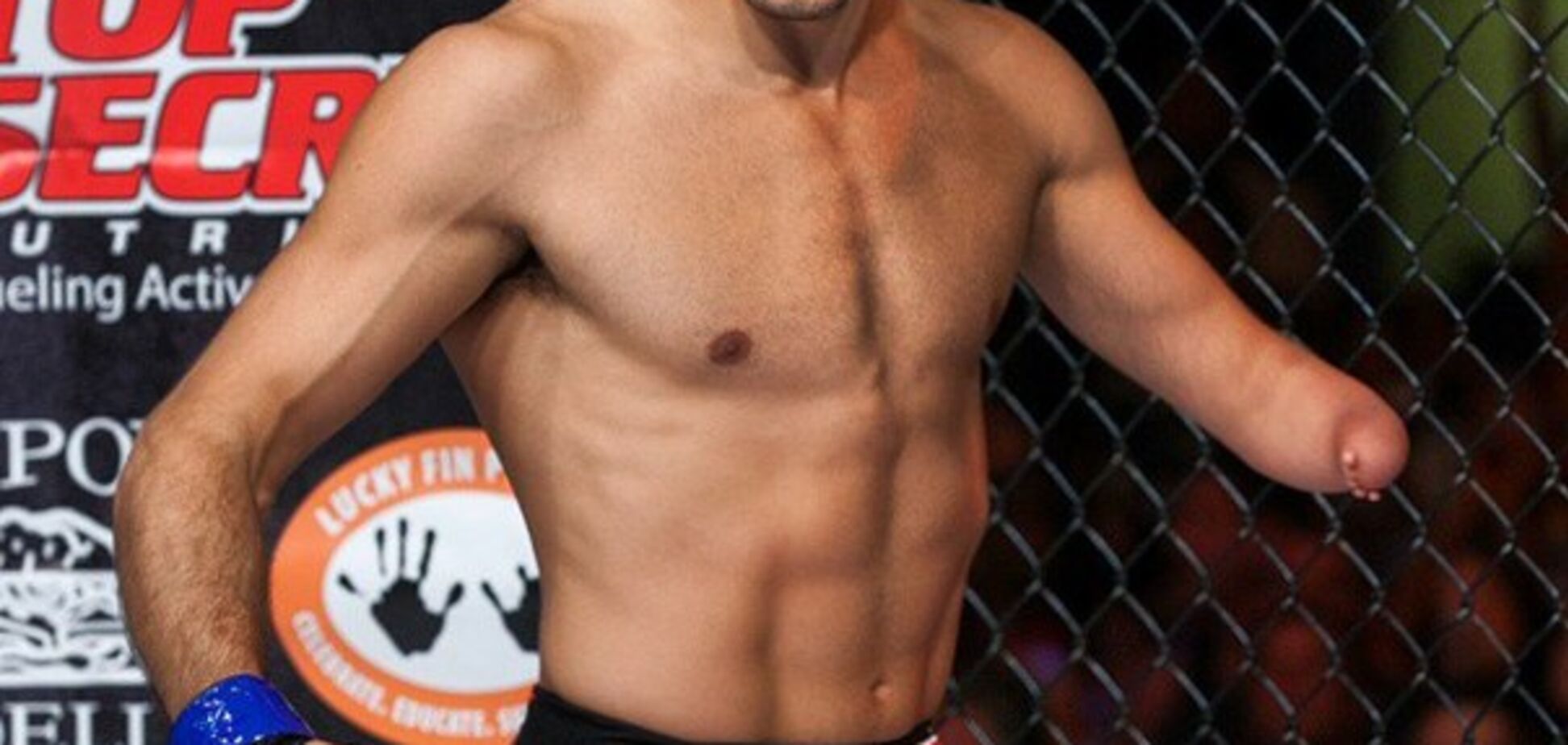 Боєць з ампутованою рукою переміг суперника задушливим прийомом: ефектне відео