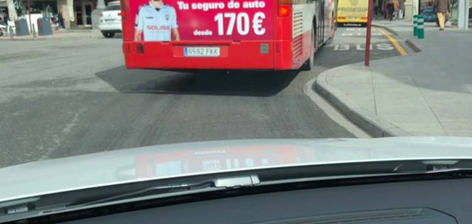 Изображен даже на автобусах: футболист сборной Украины стал звездой в Испании