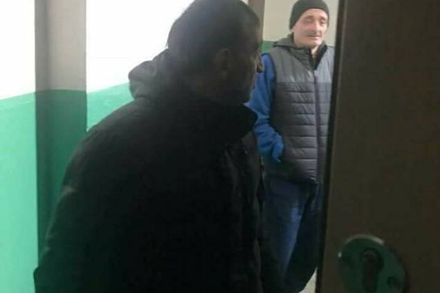 Проверяют двери и замки: киевлянин заснял работу домушников