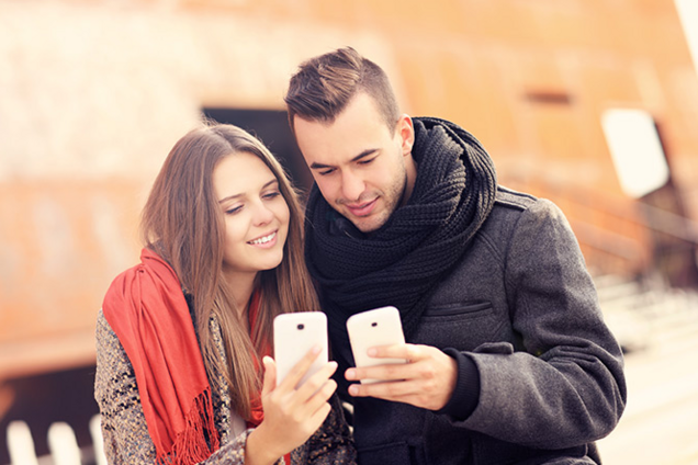 Пара со смартфонами