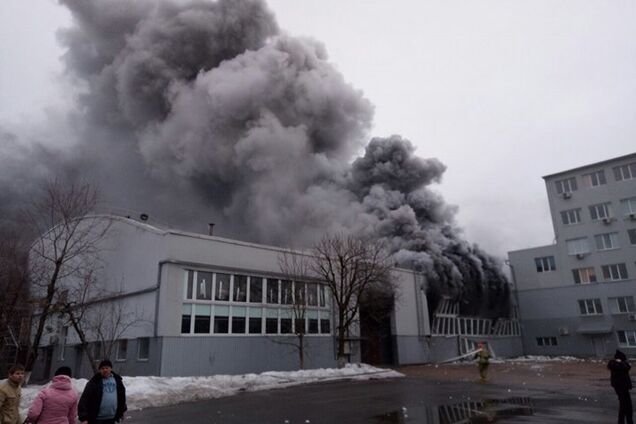 Дым виден на километры: в Киеве разгорелся масштабный пожар