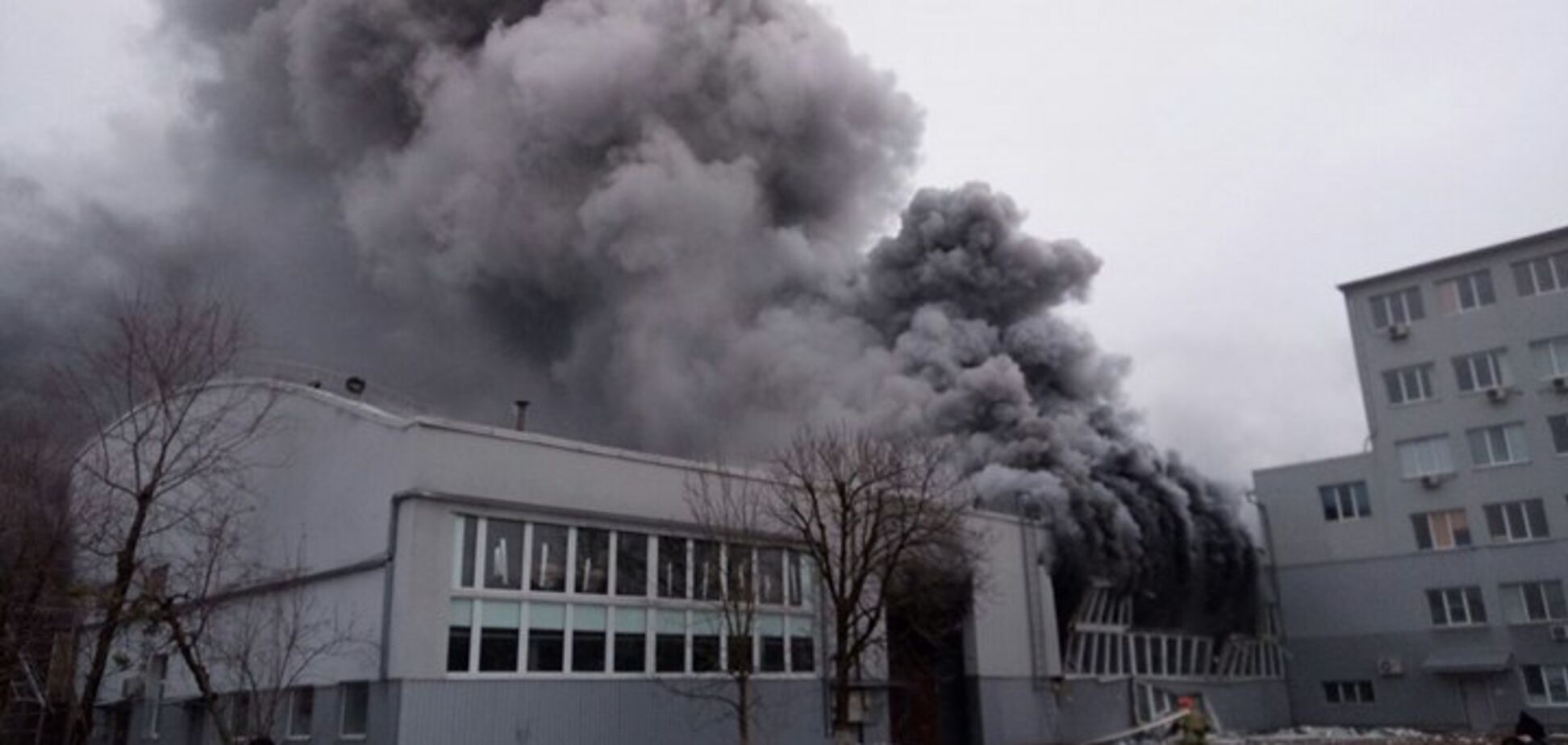 Дим видно на кілометри: в Києві розгорілася масштабна пожежа