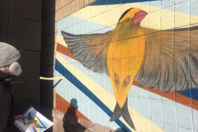 В центре Мариуполя появился мурал с канарейкой