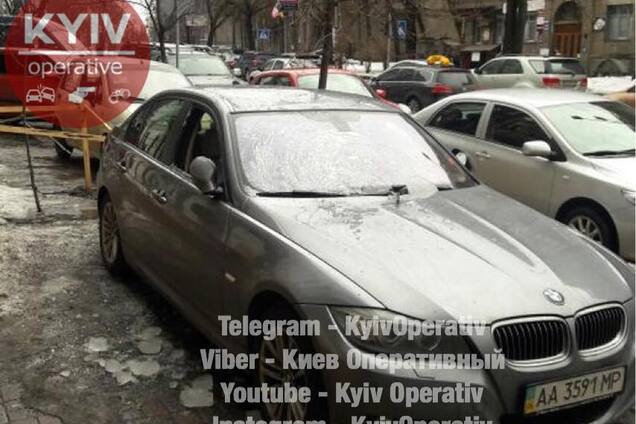 У центрі Києва брила льоду розтрощила авто