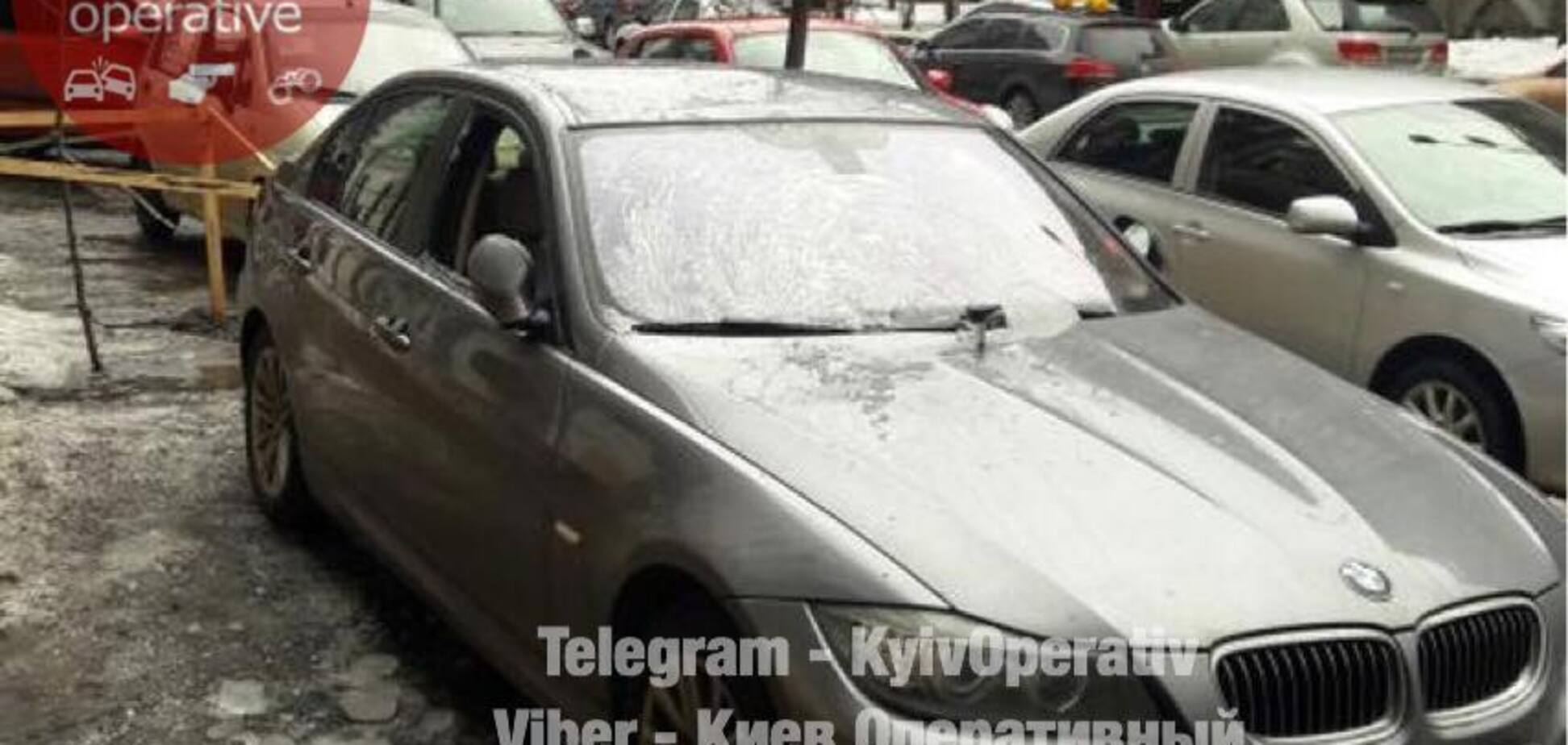 В центре Киева рухнувшая глыба льда растрощила авто