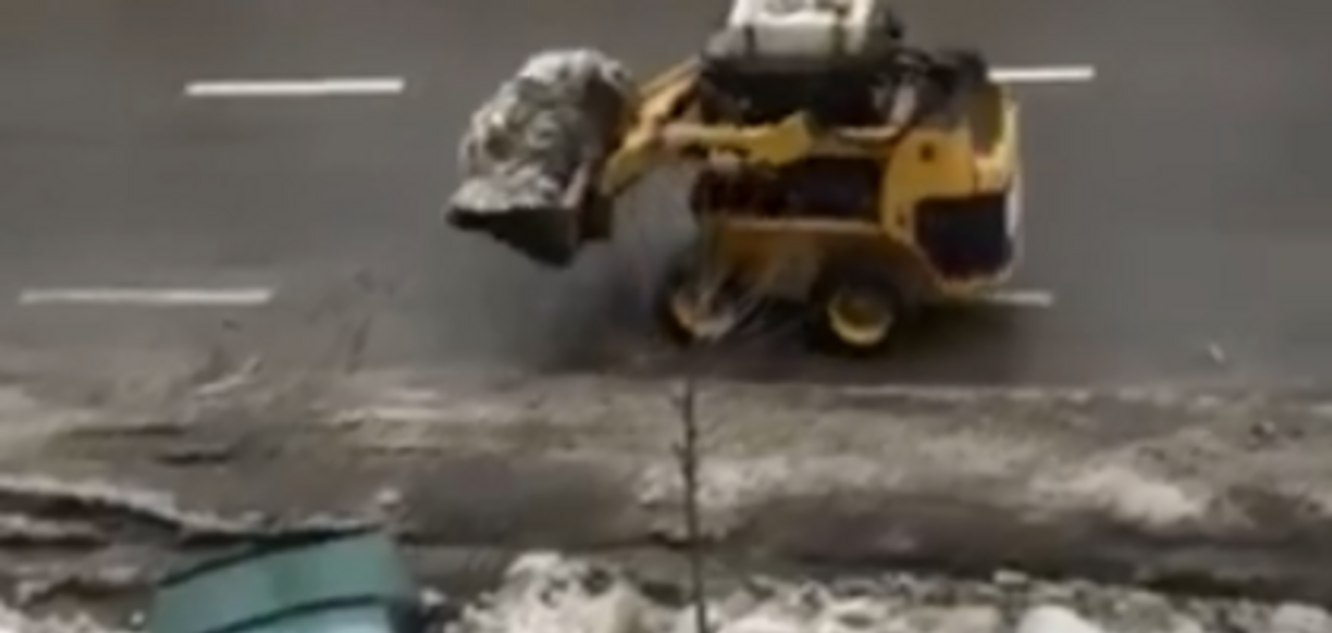 'Машины вылетают с дороги': киевляне разгромили способ уборки снега
