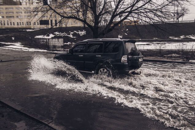 Машины уходят под воду: в Киеве затопило улицу