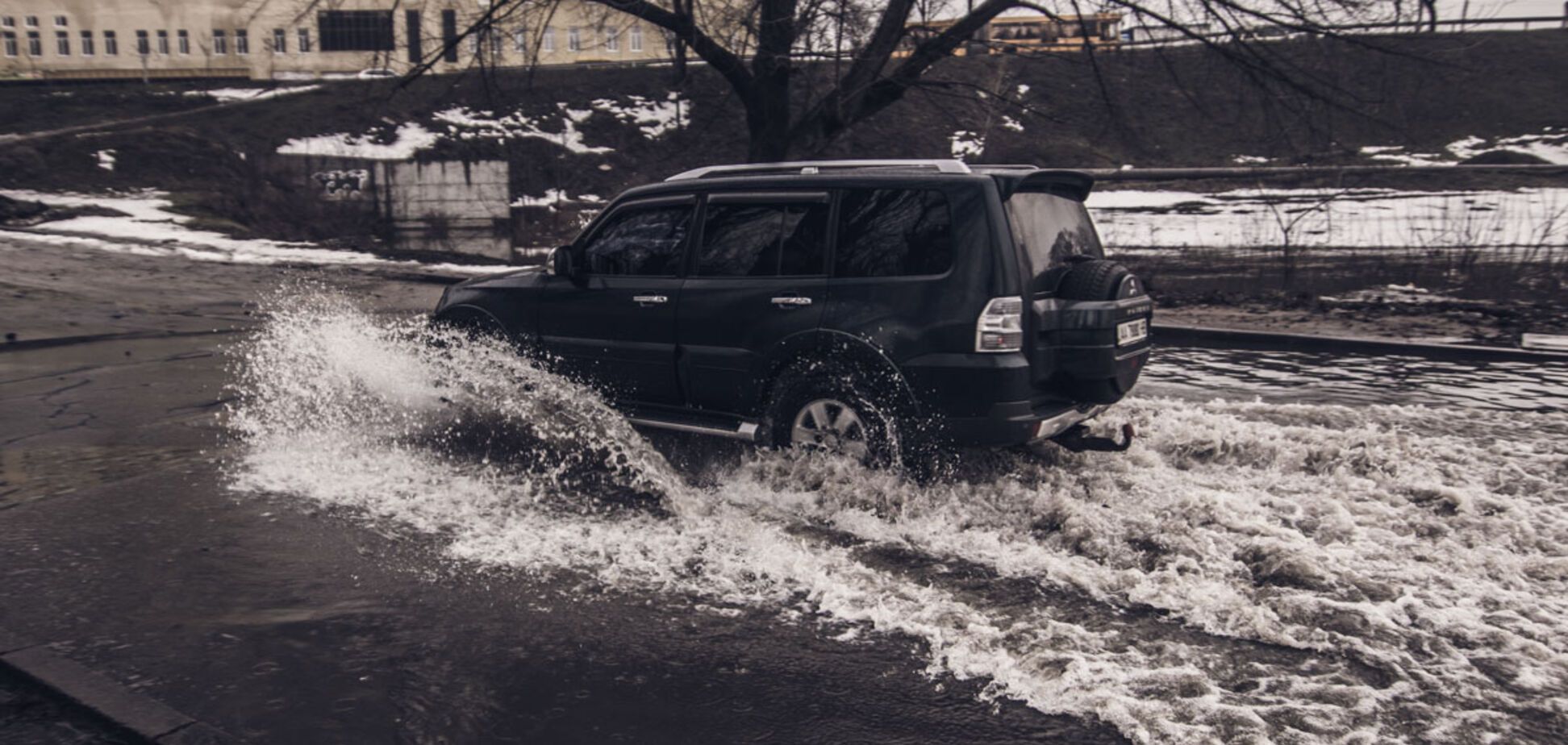 Машини йдуть під воду: в Києві затопило вулицю