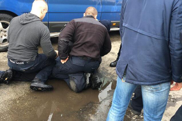 Скрывался от патрульных: в Киеве виновник ДТП снес ворота полиции