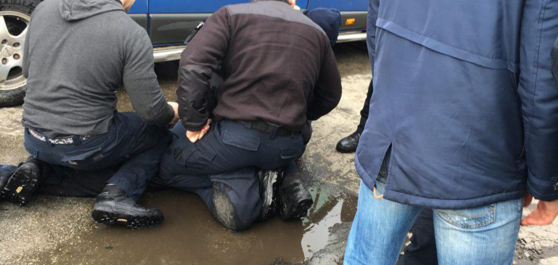 Скрывался от патрульных: в Киеве виновник ДТП снес ворота полиции 