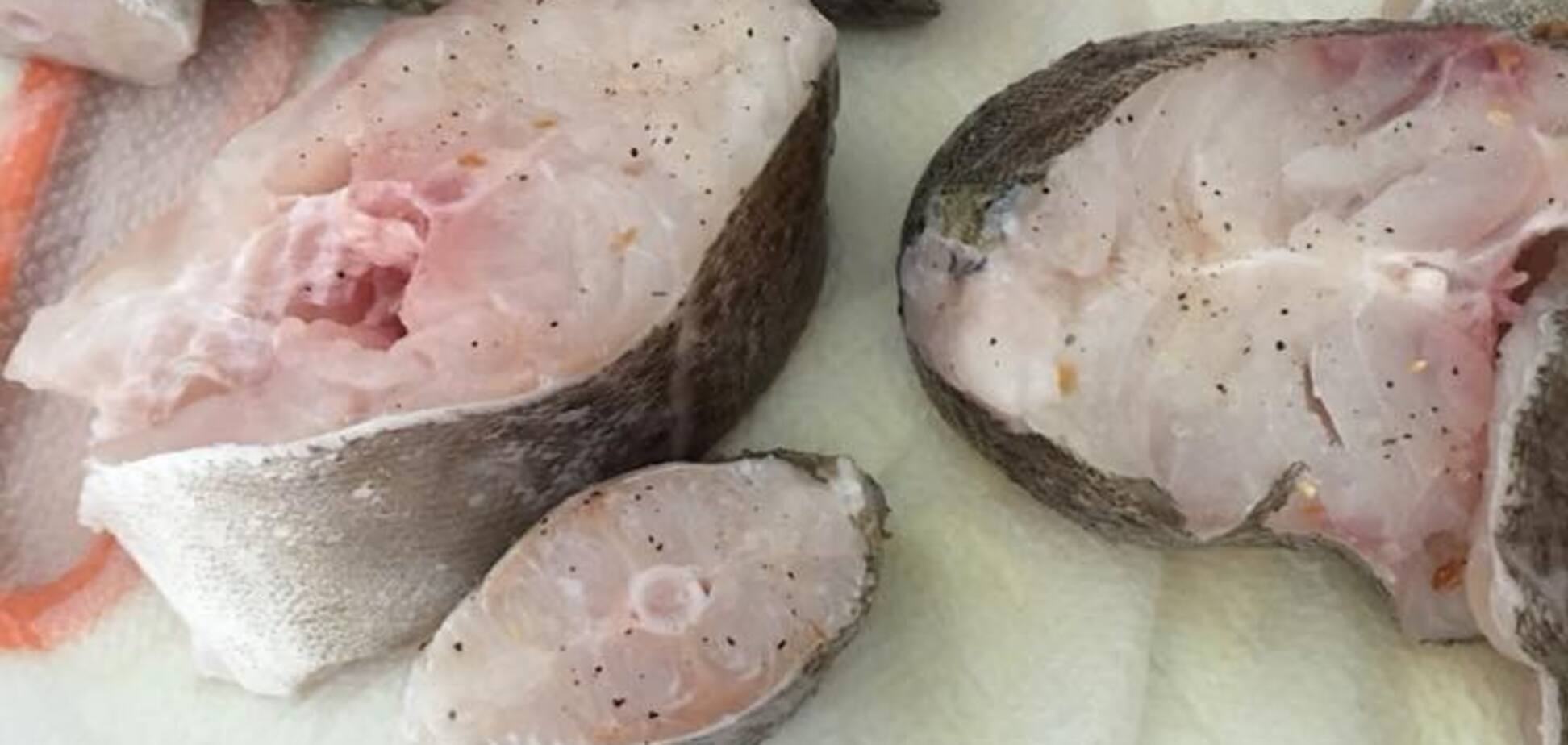 'Ползает сотня-другая': в рыбе из киевского супермаркета поймали опасную живность