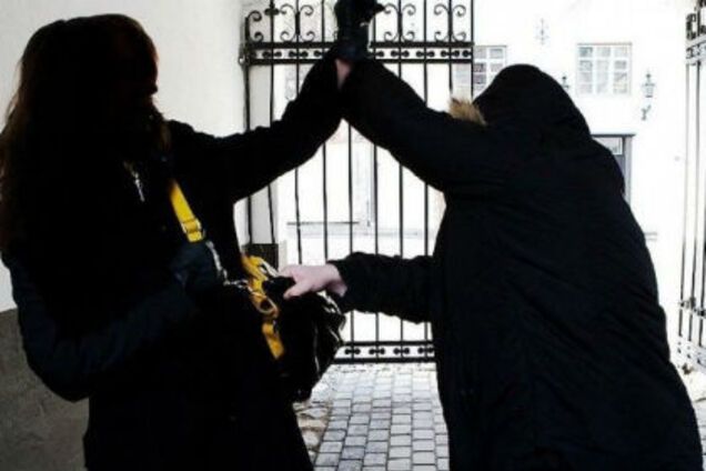 Шла за ребенком в сад: на Киевщине зарезали многодетную мать