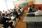 Кабмин обещает пересмотреть зарплату учителей