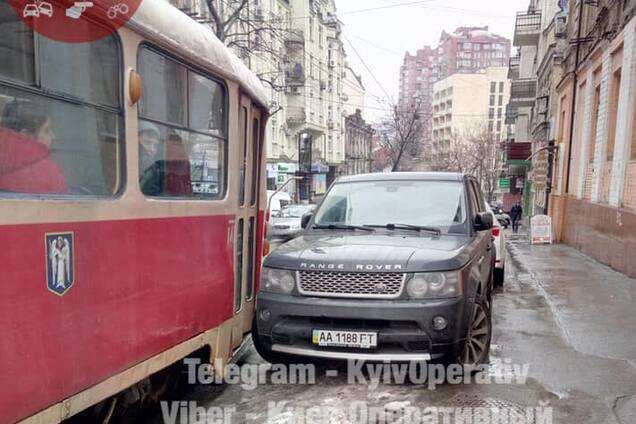  В Киеве Range Rover заблокировал улицу 
