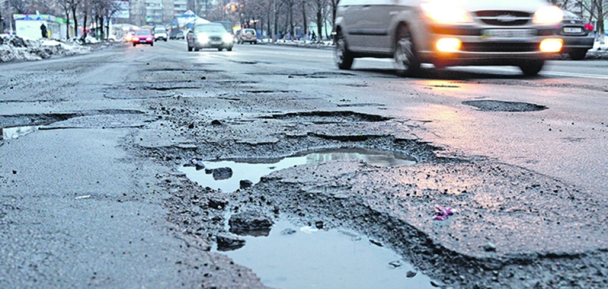 Замголовлікаря клініки Мечникова позбавили прав через яму на дорозі