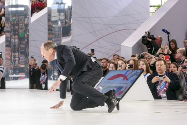 Лавров упал