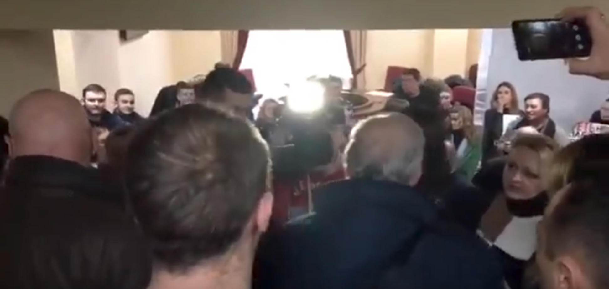 Разъяренные вкладчики Войцеховского потребовали от 'Свободы' прекратить политический цирк в Киевсовете
