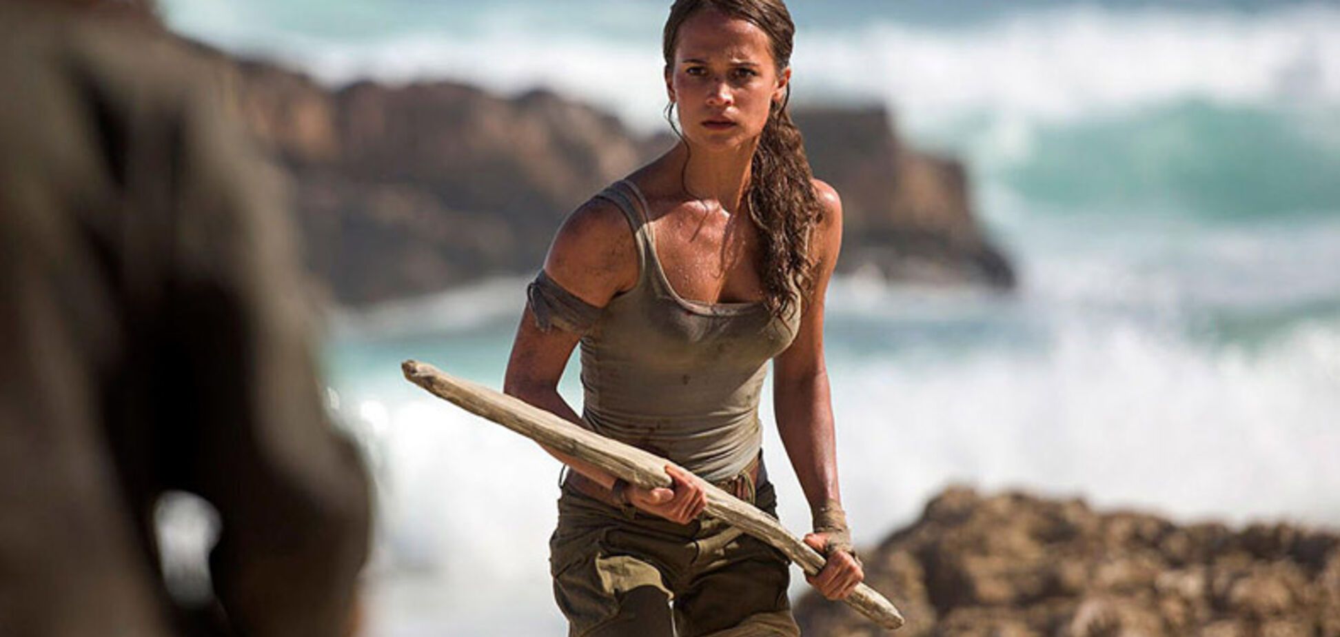 Лара Крофт: в пошуках логіки та сексапільності