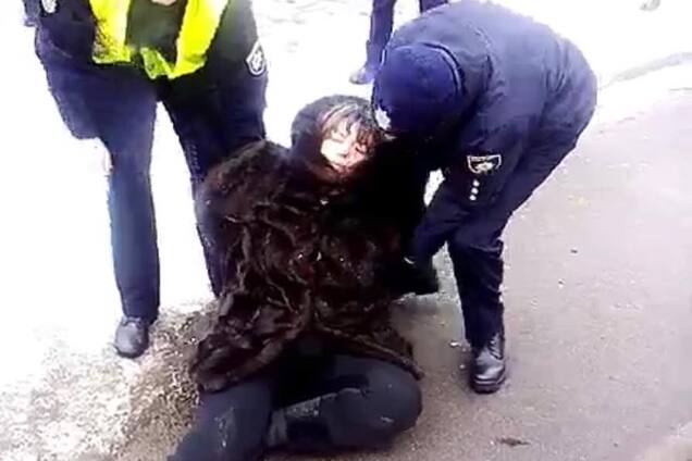 Напилась и уснула в снегу: киевлян разозлил вопиющий случай с ребенком