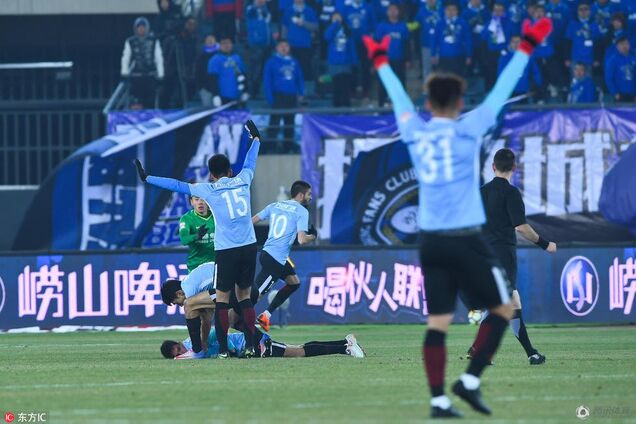 Герой дня: футболист сборной Бельгии спас жизнь знаменитому аргентинскому игроку во время матча - появилось видео