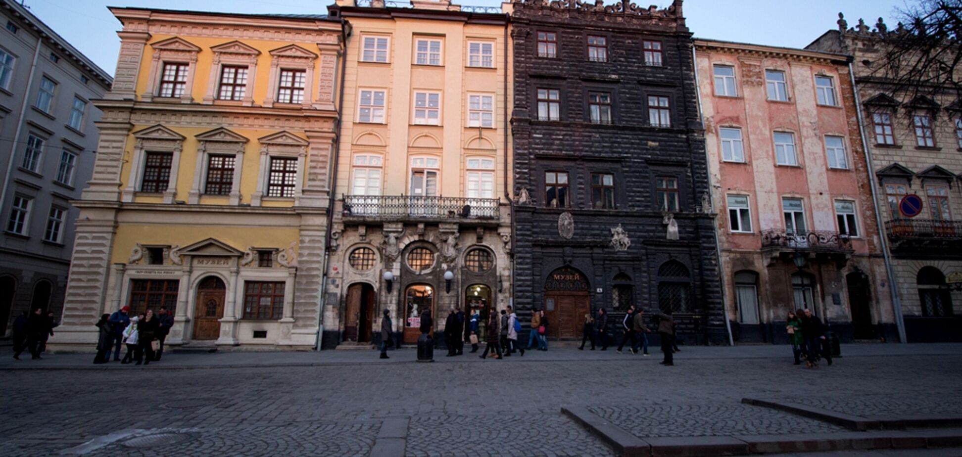 Львів'ян змусять перефарбувати фасади будинків